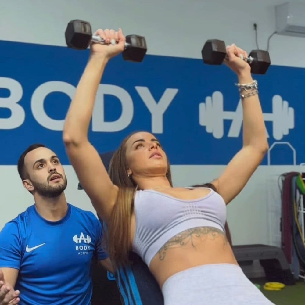 Entrenador y clienta entrenando en Body Active